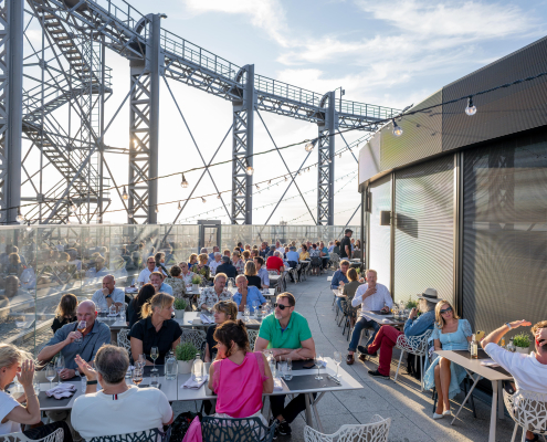 Gäste bei einem Dinner-Event auf dem Gasometer SKY