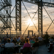 Gäste auf dem Gasometer SKY bei einem Event, Sonnenuntergang im Hintergrund