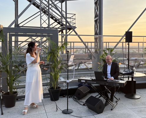Das Gesangsduo Pitch Perfect bei einem Auftritt im Gasometer Sky