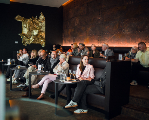 Gäste sitzen in der Gasometer Bar
