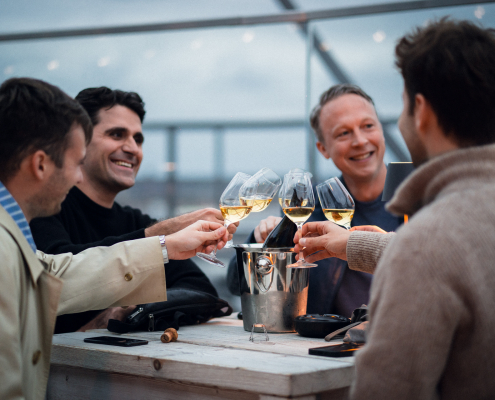 Gäste des Champagner-Pop-ups stoßen auf der Dachterrasse an