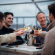 Gäste des Champagner-Pop-ups stoßen auf der Dachterrasse an