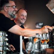 Gastgeber Sascha Radke und Thomas Kammeier hinter der Bar im Gasometer SKY