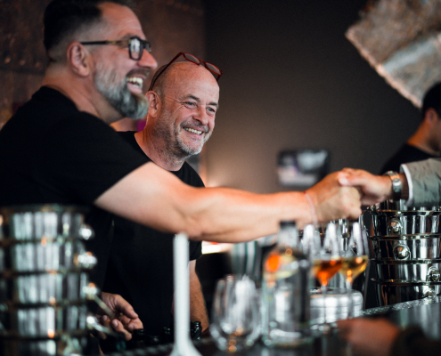 Gastgeber Sascha Radke und Thomas Kammeier hinter der Bar im Gasometer SKY
