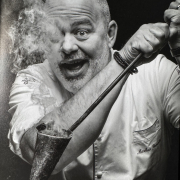 Porträtbild von Markus Semmler in schwarz-weiß, sein Gesicht über einem dampfenden Topf